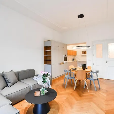 Apartman Elegant Garden Near Main Station