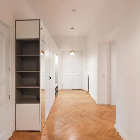 Apartman Elegant Garden Near Main Station *