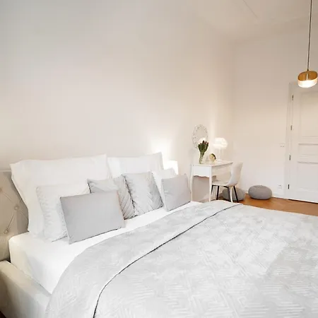 Apartament Elegant Garden Near Main Station Praga