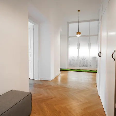 Apartament Elegant Garden Near Main Station Praga
