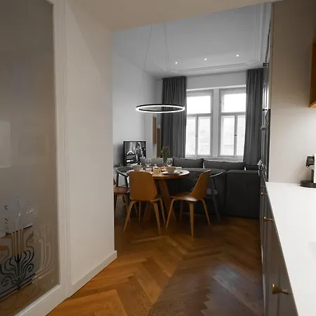 Apartament Elegant Garden Near Main Station Praga