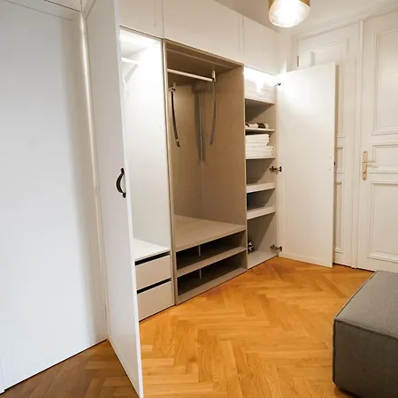 Apartament Elegant Garden Near Main Station *